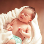 Các mốc phát triển của trẻ sơ sinh trong những năm tháng đầu đời